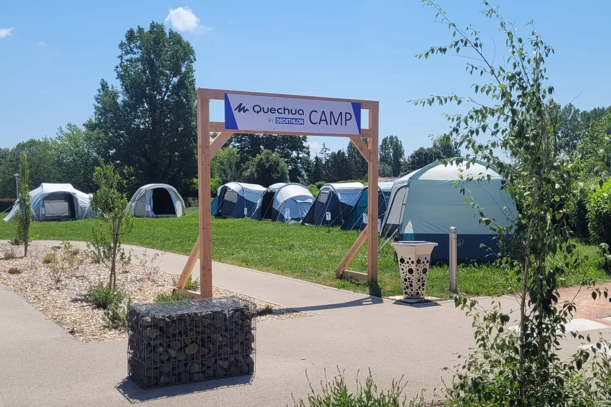 L’arche à l’entrée de l’espace tentes
