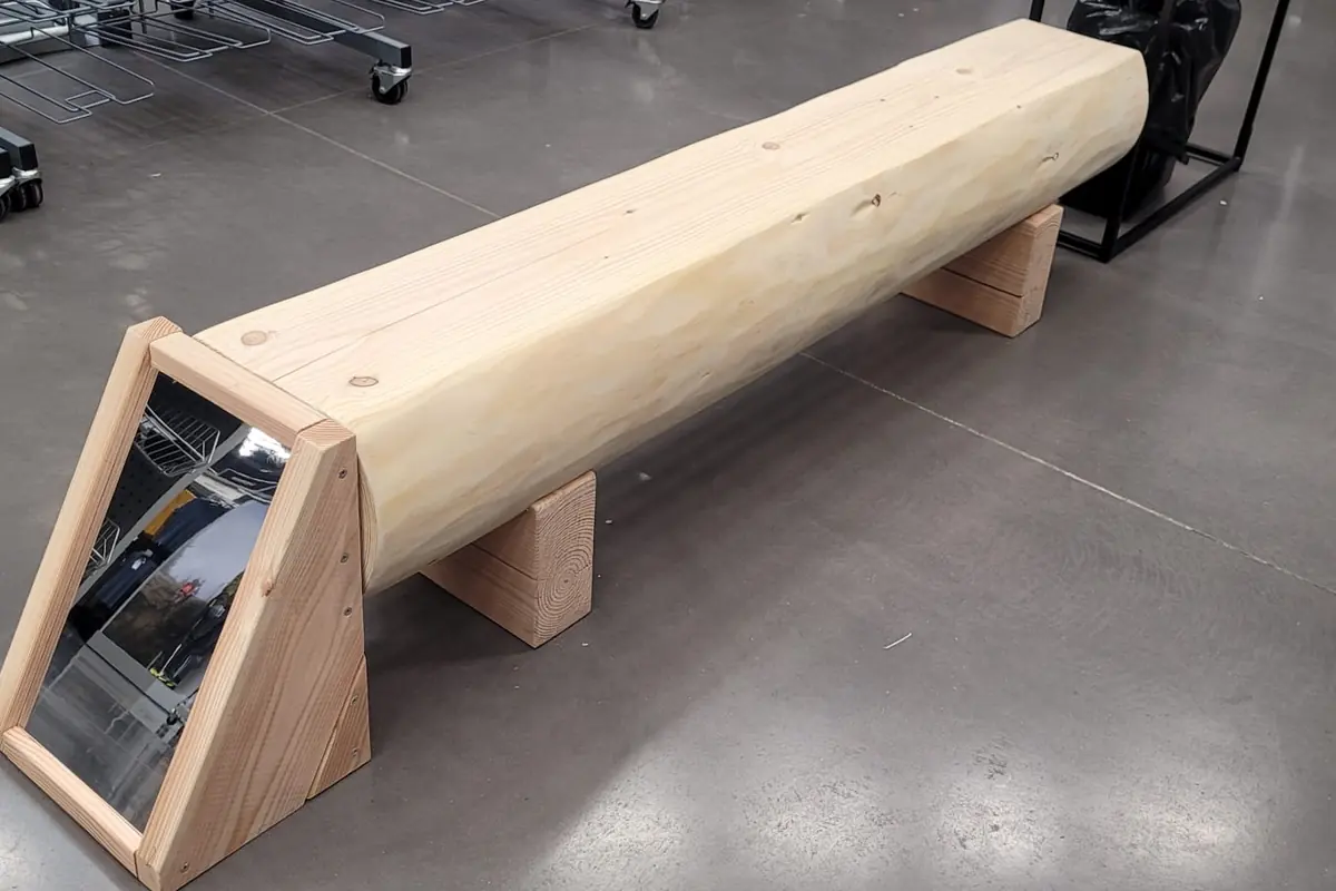 Les bancs en place