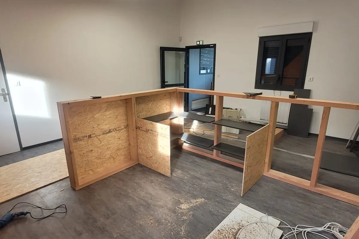 L’ossature bois en cours de montage
