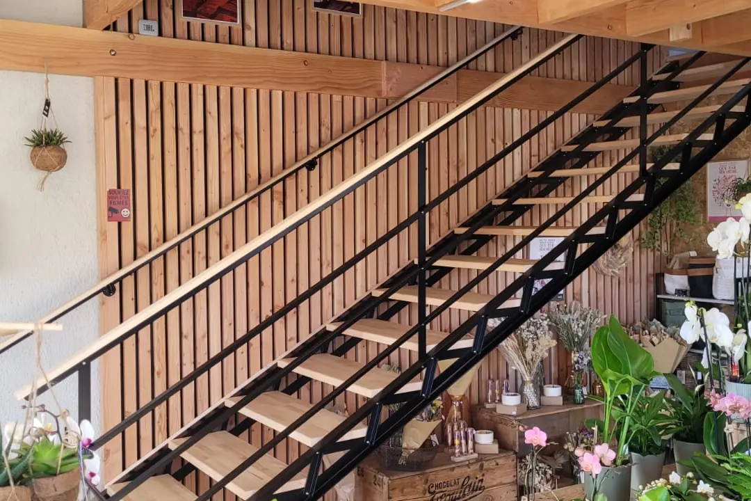 Escalier, structure acier et marches frêne