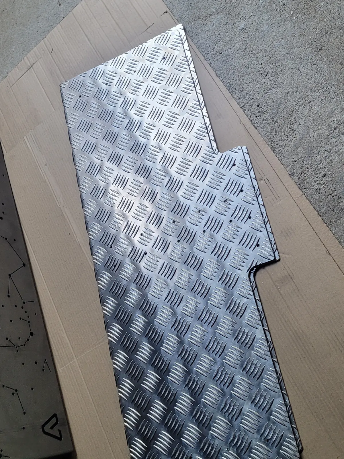 Plancher en tôle larmée aluminium