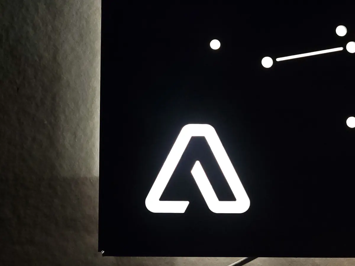 Le logo de l’atelier, découpé dans le panneau